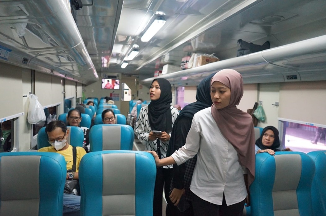 BERANGKAT: Penumpang kereta api (KA) bersiap akan berangkat ke tempat tujuan. Pemesanan tiket Angkutan Lebaran 2026 saat ini sudah mencapai 30.952 tempat duduk.