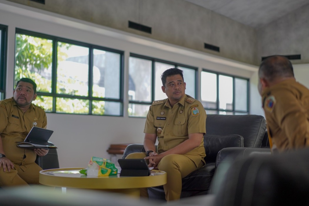 ZOOM: Gubernur Sumatera Utara (sumut) Bobby Nasution melaksanakan sesi Zoom Meeting Bersama Ketua Dewan Ekonomi Nasional (DEN) Luhut Binsar Pandjaitan, Senin (23/2/2026).