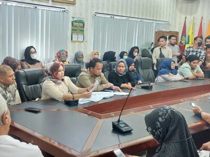 TUNTUT: Sebanyak 196 calon dokter alumni Fakultas Kedokteran UISU mendatangi kampus almamater mereka, di Universitas Islam Sumatera Utara, Jalan Sisingamangaraja, Medan, Senin (23/2/2026). Mereka menuntut hak untuk ikut uji kompetensi.