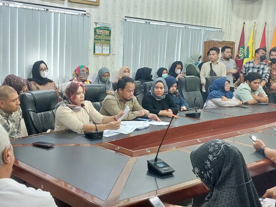 TUNTUT: Sebanyak 196 calon dokter alumni Fakultas Kedokteran UISU mendatangi kampus almamater mereka, di Universitas Islam Sumatera Utara, Jalan Sisingamangaraja, Medan, Senin (23/2/2026). Mereka menuntut hak untuk ikut uji kompetensi.