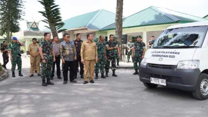 BERANGKATKAN: Bupati dan Dandim memberangkatkan armada distribusi logistik gizi.