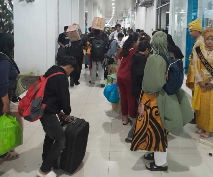 PADAT: Calon penumpang memadati terminal untuk bersiap berangkat menggunakan angkutan laut dari PELNI.