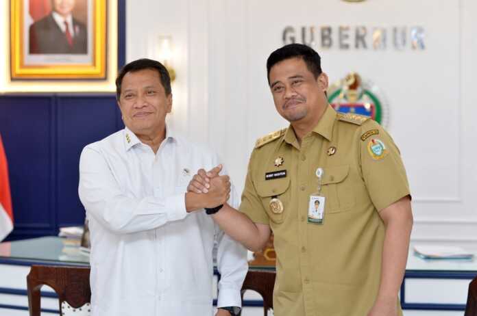 TERIMA KUNJUNGAN: Gubernur Sumatera Utara (Sumut) Bobby Nasution menerima kunjungan kerja Wakil Menteri Pendayagunaan Aparatur Negara dan Reformasi Birokrasi Purwadi Arianto di Ruang Kerja Lantai 10 Kantor Gubernur Sumut Jalan Diponegoro Kota Medan, Senin (23/2/2026).