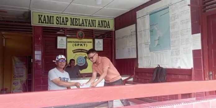 PENYERAHAN: Penasihat Hukum AMAL Nisel, Pintranus Laia SH saat menyerahkan pengaduan masyarakat kepada Kapolsek Pulau-Pulau Batu, Sabtu (31/1) kemarin