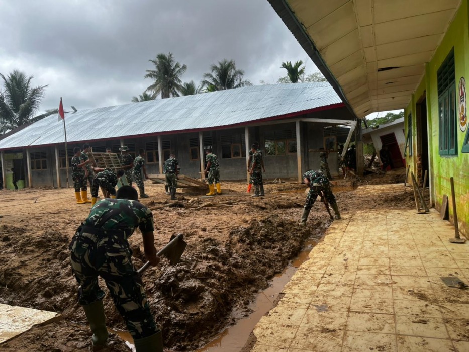 PEMBERSIHAN: Satgas Gulbencal saar kembali melaksanakan pembersihan SDN 158506 Tukka di Lingkungan IV, Kelurahan Bonalumban, Kecamatan Tukka, Minggu (22/2). (Istimewa/Sumut Pos)