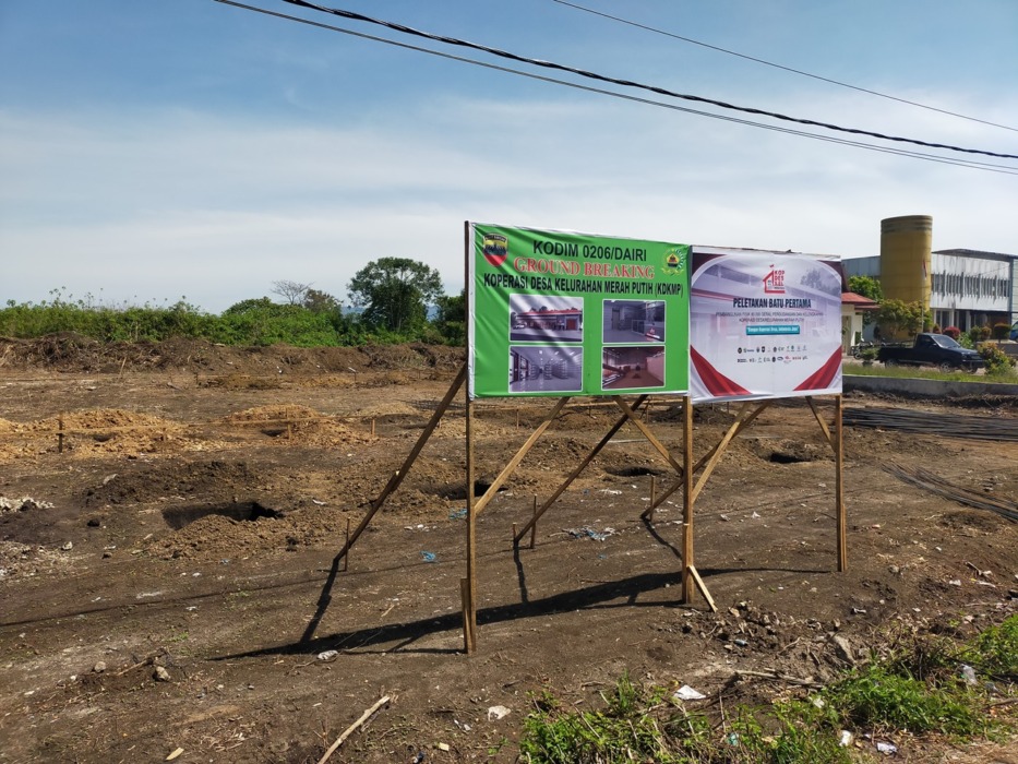 PROSES PEMBANGUNAN: Salah satu lokasi pembangunan gerai Koperasi Merah Putih di Kelurahan Bintang Hulu, Kecamatan Sidikalang, Kabupaten Dairi. RUDY SITANGGANG/SUMUT POS.