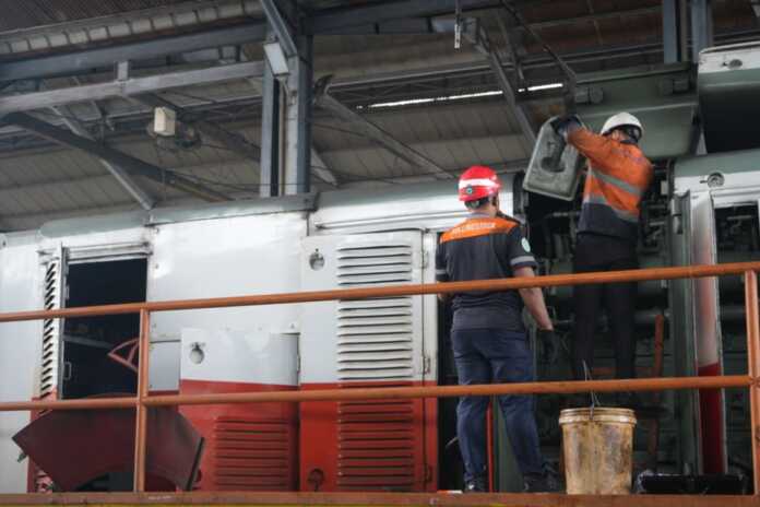 PERAWATAN: Petugas teknisi PT Kereta Api Indonesia (Persero) Divisi Regional I Sumatera Utara saat melakukan perawatan lokomotif agar laik jalan demi keamanan penumpang.