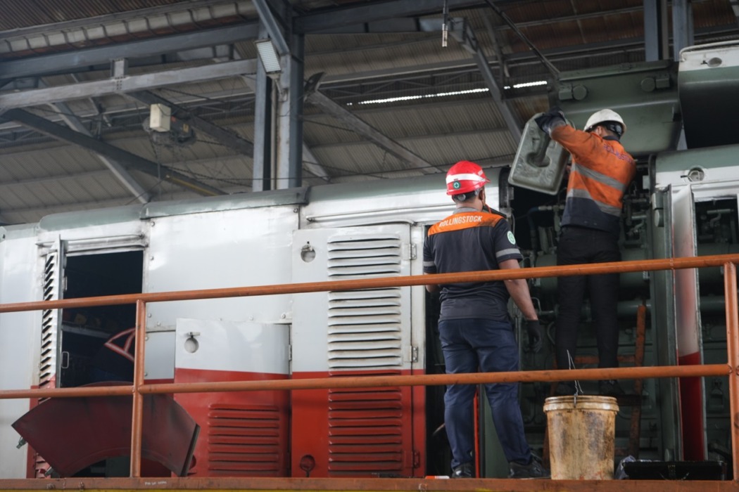PERAWATAN: Petugas teknisi PT Kereta Api Indonesia (Persero) Divisi Regional I Sumatera Utara saat melakukan perawatan lokomotif agar laik jalan demi keamanan penumpang.