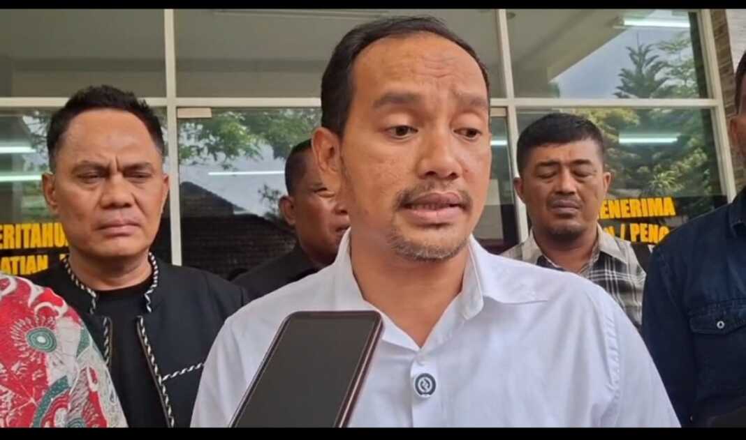 BERI KETERANGAN: Iman Irdian Saragih selaku Wali Kota Tebingtinggi didampingi tim kuasa hukum memberikan keterangan kepada awak media usai melaporkan dugaan pencemaran nama baik terkait tuduhan ijazah palsu ke Polda Sumatera Utara, Senin (23/2). Azan purba