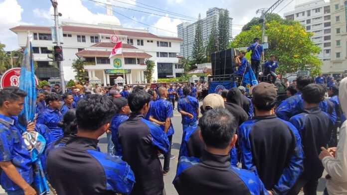 DUKUNGAN: Massa Kombat Restorasi Indonesia menggelar aksi dukungan di depan kantor Wali Kota Medan, Selasa (24/2/2026).(Markus Pasaribu/Sumut Pos)