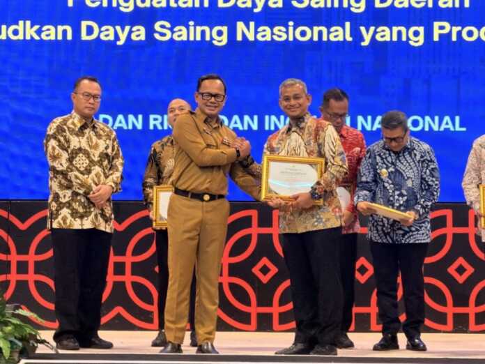 PENGHARGAAN: Pemko Medan saat menerima Sertifikat Kategori Indeks Daya Saing Daerah (IDSD) Tahun 2025 dari BRIN.