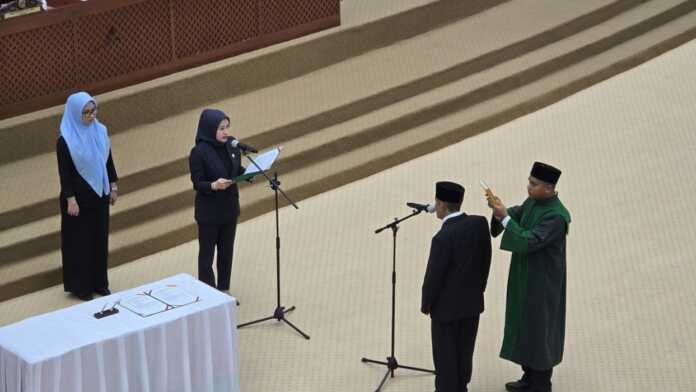DILANTIK: Mustafa Kamil Adam dilantik sebagai Anggota DPRD Sumut.