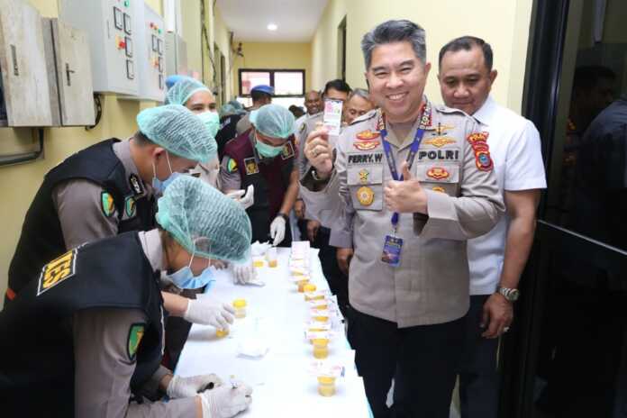 TES URINE: Kapolda Sumut Irjen Pol Whisnu Hermawan Februanto saat memimpin langsung pelaksanaan tes urine, di Aula Tribrata Mapolda Sumut. Istimewa/Sumut Pos