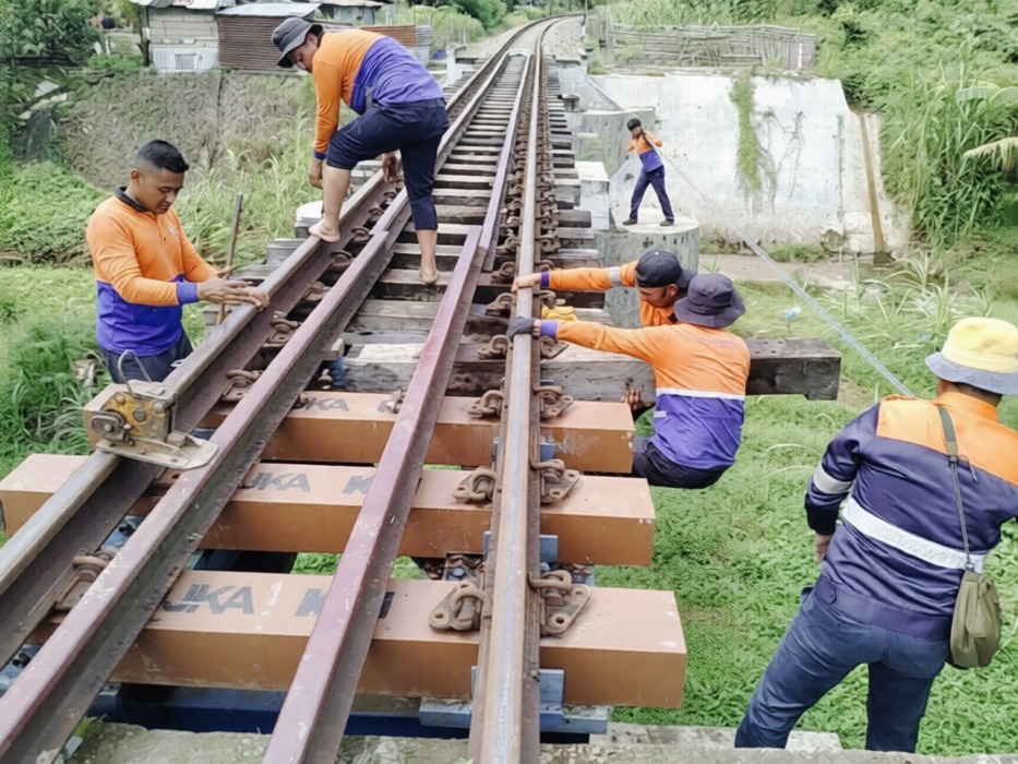 PASANG: Teknisi PT Kereta Api Indonesia (Persero) Divisi Regional I Sumatera Utara memasang bantalan sintetis.