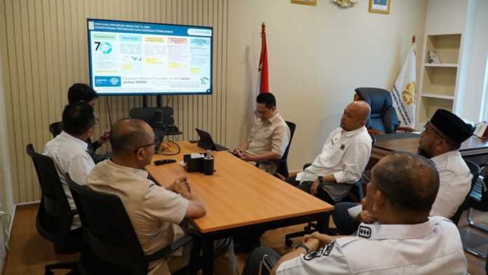 RAKOR: Bupati Dairi, Vickner Sinaga (belakangi lensa) saat mengkuti rapat koordinasi dengan Kementerian PKP, Rabu (25/2).SUMUT POS/istimewa.