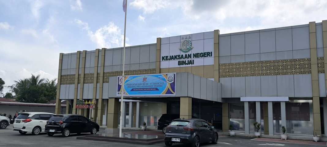 KEJARI BINJAI: Kantor Kejari Binjai di Jalan Tengku Amir Hamzah, Kelurahan Jatimakmur, yang batal dikunjungi Jaksa Agung ST Burhanuddin. (Teddy Akbari/Sumut Pos)