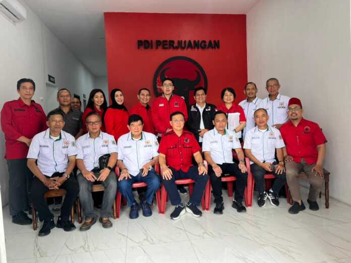 Ketua Umum KONI Kota Medan Aswindy Fachrizal SE didampingi pengurus bersama Ketua DPC PDI-P Medan Hasyim SE dan pengurus. (Dok KONI Medan)