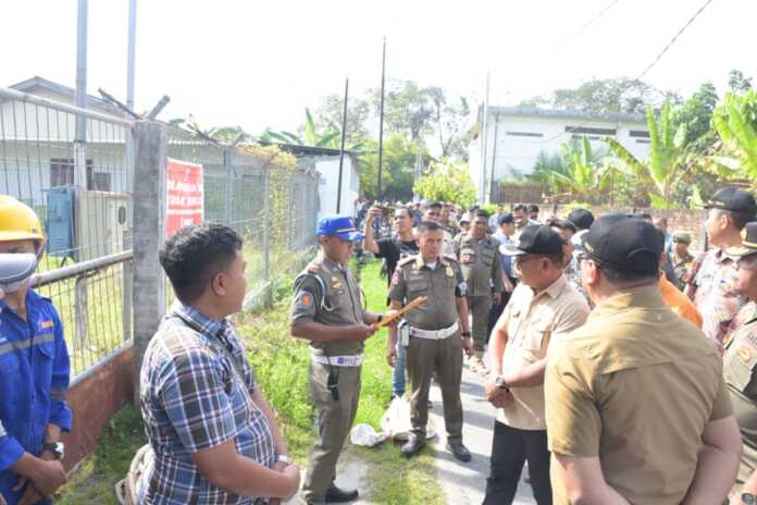DATANGI TOWER: Bupati Deliserdang Asri Ludin Tambunan mendatangi lokasi tower di lahan milik warga di Jalan Setia Budi, Desa Sekip, Kecamatan Lubukpakam untuk ditertibkan.