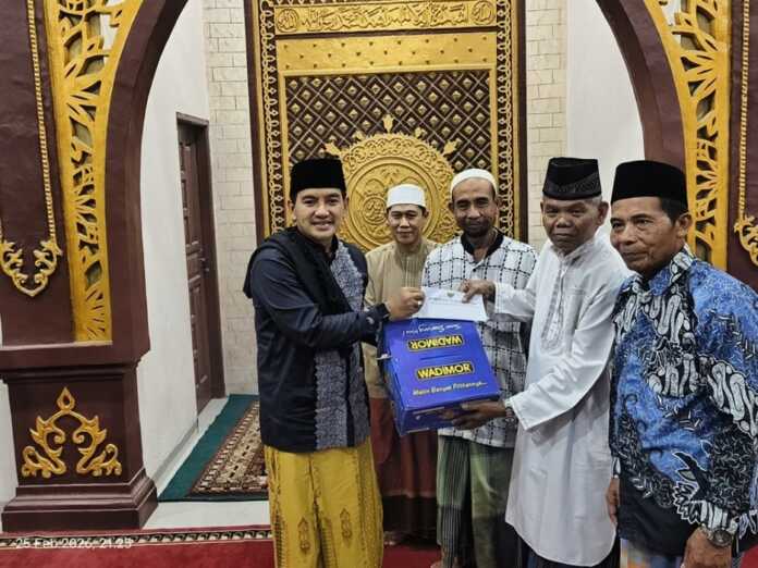 TALI ASIH: Wali Kota Tebingtinggi Iman Irdian Saragih menyerahkan secara simbolis tali asih kepada BKM Masjid Tawkkal, Raby (25/2) Azan Purba