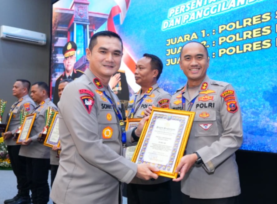 BERI PENGHARGAAN: Wakapolda Sumut mengerahkan penghargaan kepada Kapolres Labuhanbatu di Aula Tribrata Lantai I Mapolda Sumut, Jalan Sisingamangaraja, Medan, Rabu (25/2). (fajar/ Sumut Pos)