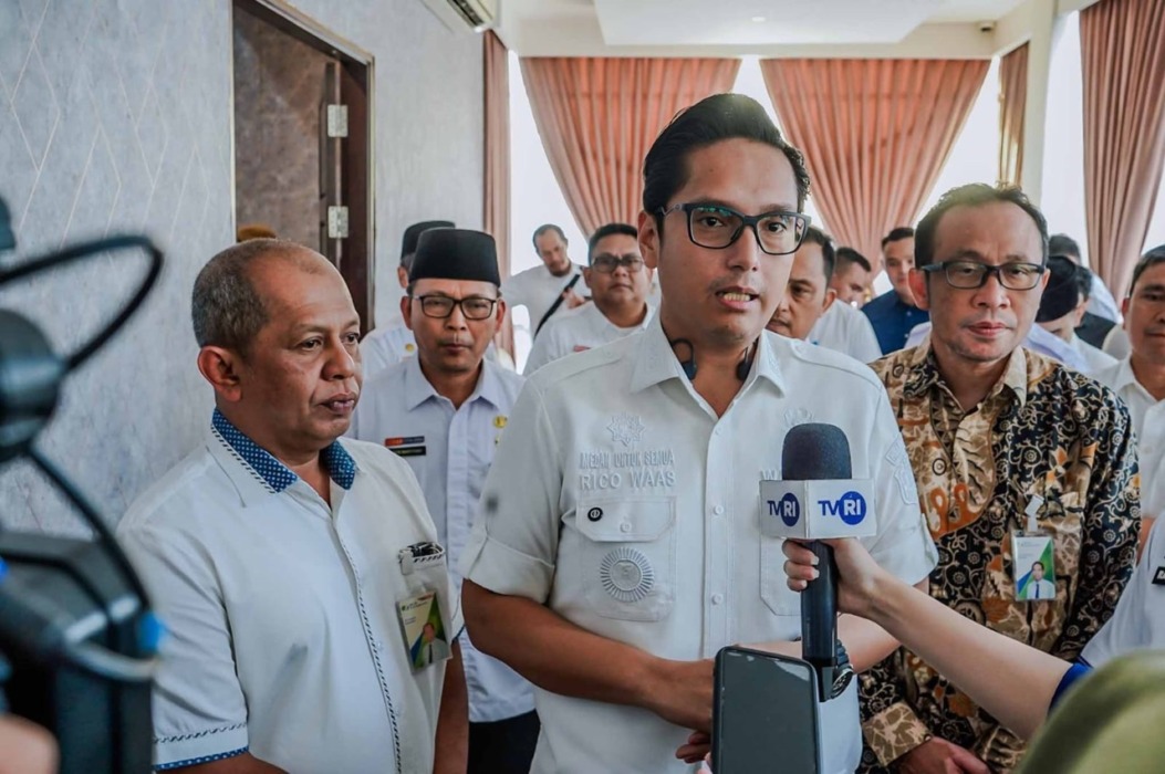 WAWANCARA: Wali Kota Rico Tri Putra Bayu Waas saat diwawancarai wartawan.