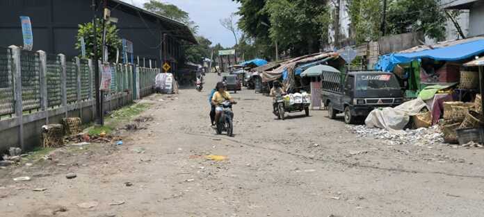 PASAR TAVIP: Kondisi infrastruktur jalan seputaran Pasar Tavip Binjai yang rusak namun tidak mendapat prioritas perbaikan di tahun ini.(Teddy Akbari/Sumut Pos)