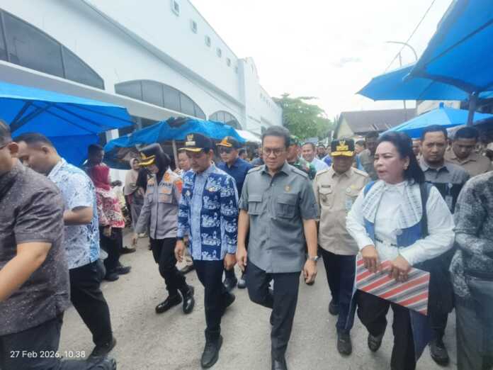 Mendag Budi Santoso bersama Wagubsu Surya dan Wali Kota Tebingtinggi Iman Irdian Saragih meninjau langsung kondisi pasar saat pemantauan harga dan ketersediaan bahan pokok di Kota Tebingtinggi, Jumat (27/2).