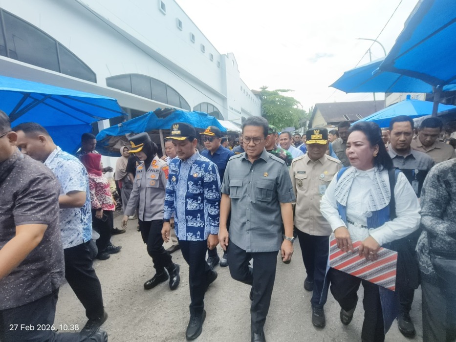 Mendag Budi Santoso bersama Wagubsu Surya dan Wali Kota Tebingtinggi Iman Irdian Saragih meninjau langsung kondisi pasar saat pemantauan harga dan ketersediaan bahan pokok di Kota Tebingtinggi, Jumat (27/2).