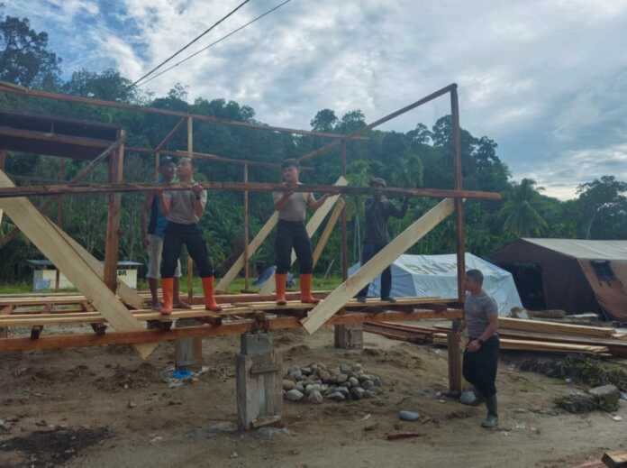 KEGIATAN KEMANUSIAN: Personel Brimob saat melaksanakan kegiatan kemanusiaan, di Desa Garoga dan Desa Aek Ngadol, Kecamatan Batangtoru, Kabupaten Tapanuliselatan (Tapsel), Kamis (27/2). Istimewa/Sumut Pos