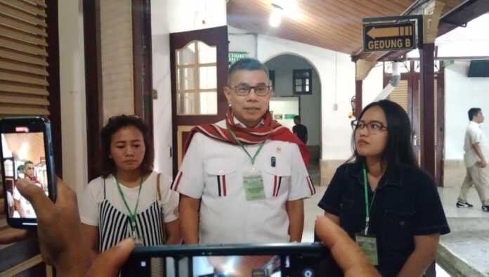 DATANG: Anggota Komisi III DPR RI, Hinca Panjaitan, mendatangi Pengadilan Negeri Medan, Jumat (27/2) pagi.