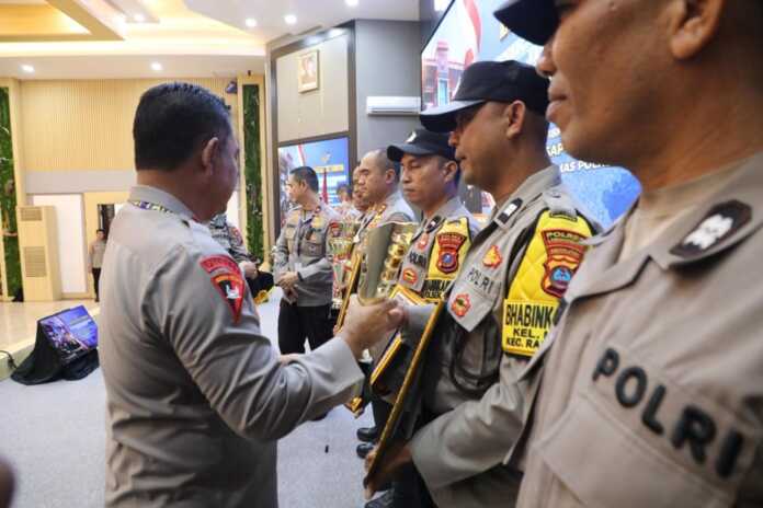 RAIH PENGHARGAAN: Aiptu M Ikhsan personel Polres Labuhanbatu mendapatkan penghargaan dari Kapolda Sumut dalam dedikasi menyediakan ambulans gratis untuk masyarakat (fajar)