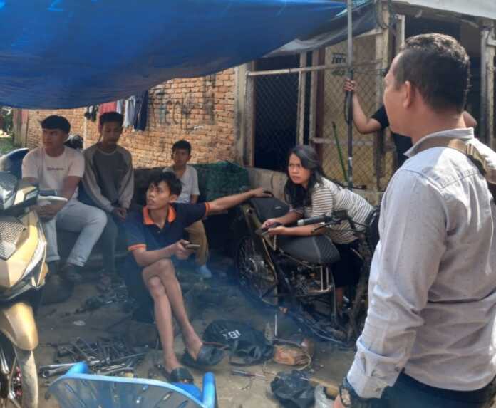 GEREBEK: Polsek Patumbak gerebek sarang narkoba di Desa Marindal II Patumbak, Deliserdang. Istimewa/Sumut Pos