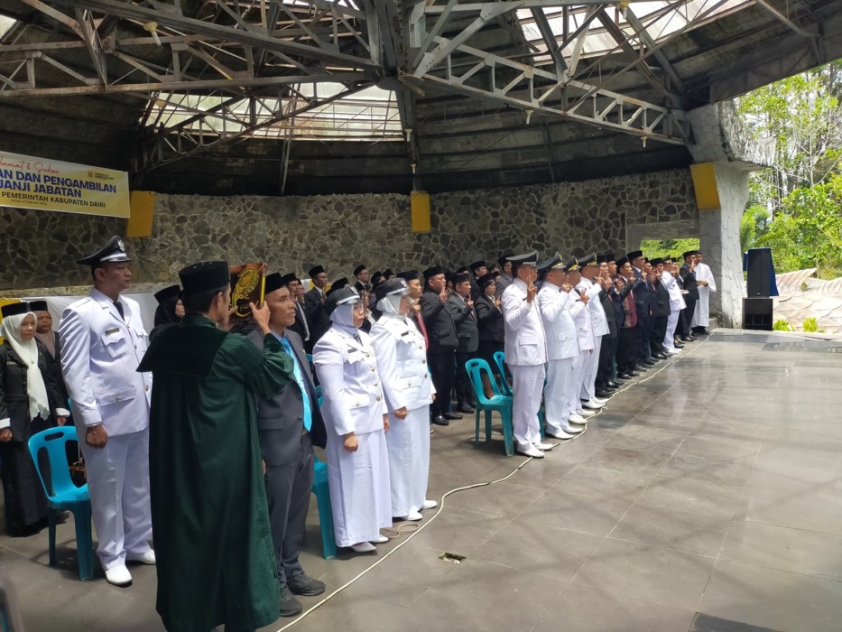 AMBIL SUMPAH: Pejabat di lingkungan Pemkab Dairi saat diambil sumpah dipimpin Bupati Dairi Ir Vickner Sinaga, Jumat (27/2). (RUDY SITANGGANG/SUMUT POS) 