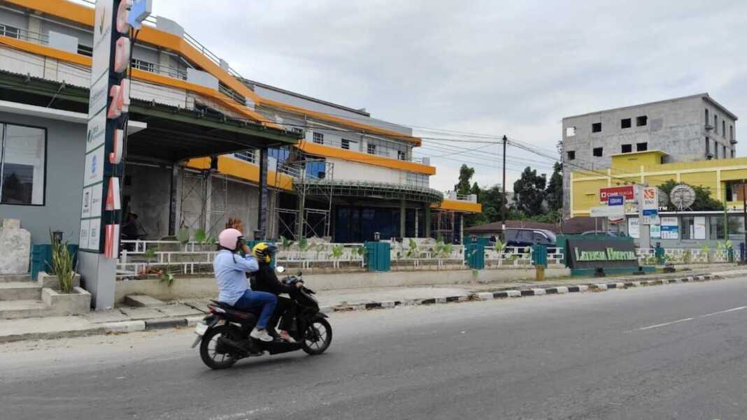 RSU Latersia: Pengendara roda dua saat melintas di depan RSU Latersia Binjai Timur.(Istimewa/Sumut Pos)