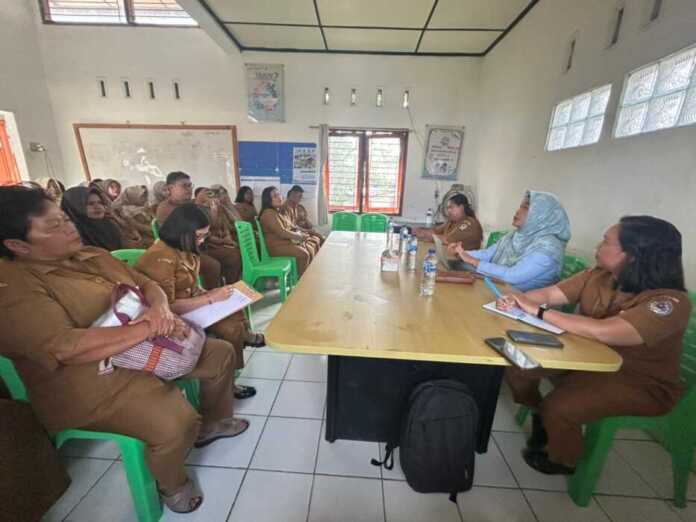 PENYULUHAN: BKKBN Sumut saat melakukan pembinaan kepada para Penyuluh Keluarga Berencana (PKB), yang dilaksanakan di Balai Penyuluhan KB Kecamatan Balige. (Istimewa/Sumut Pos)