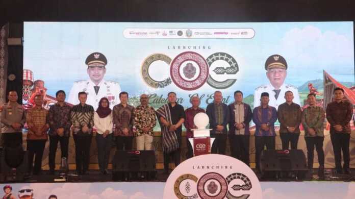 FOTO BERSAMA: Wagubsu H Surya, Wabup Dairi Wahyu Daniel Sagala bersama sejumlah kepala daerah di Sumut, foto bersama saat peluncuran kalender event pariwisata Sumut 2026 belum lama ini.(SUMUT POS/istimewa)