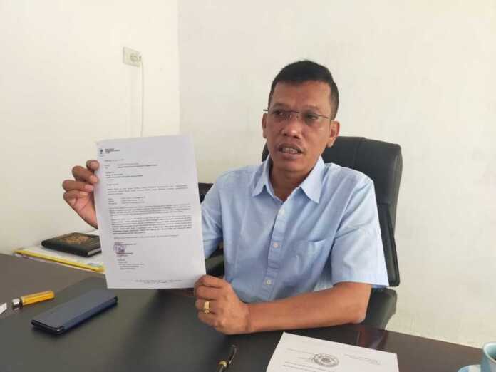 SURAT USULAN: Direktur Utama Perumda Pembangunan Dairi, Tamrin Pandiangan menunjukkan surat usulan pemberhentian sementara anggota Direksi berinisial DSHN saat ditemui, Selasa (3/2).(RUDY SITANGGANG/SUMUT POS).