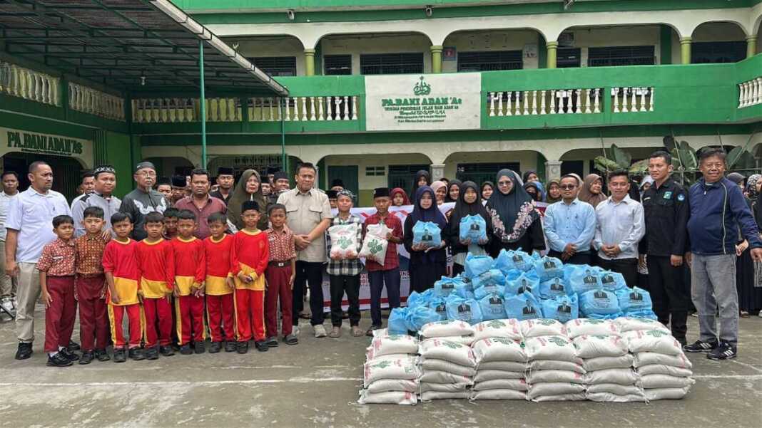 FOTO BERSAMA: Wakil Ketua DPRD Kota Medan dari Fraksi Partai Gerindra, H. Zulkarnaen SKM, foto bersama di sela-sela penyaluran bantuan 200 paket sembako kepada Panti Asuhan Bani Adam As di Mangaan III, Kelurahan Mabar, Medan Deli, Kota Medan, Rabu (4/2/2026).