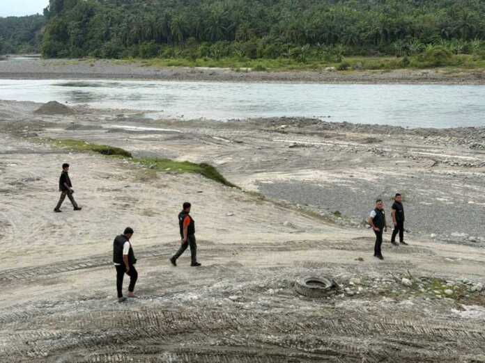Galian C Bahorok LOKASI GALIAN C: Anggota Satreskrim Polres Langkat saat turun di lokasi galian c yang tidak ada aktivitas, Dusun Seleles, Desa Sematar, Kecamatan Bahorok.(Istimewa/Sumut Pos)