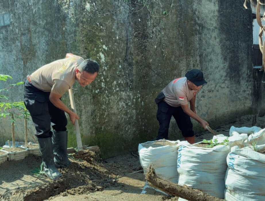 PATROLI: Satbrimob Polda Sumut saat patroli pengamanan di sekitar pembangunan rumah Huntara Posko Brimob Hapesong Lama, Desa Simatuhir, Batangtoru Tapsel. Istimewa/Sumut Pos