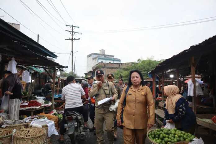 TINJAU PASAR: Kepala Dinas Perdagangan Kota Tebingtinggi Marimbun marpaung ketika di lokasi Pasar Inpres Kota Tebingtinggi, Selasa (3/2). (Azan Purba/Sumut Pos)