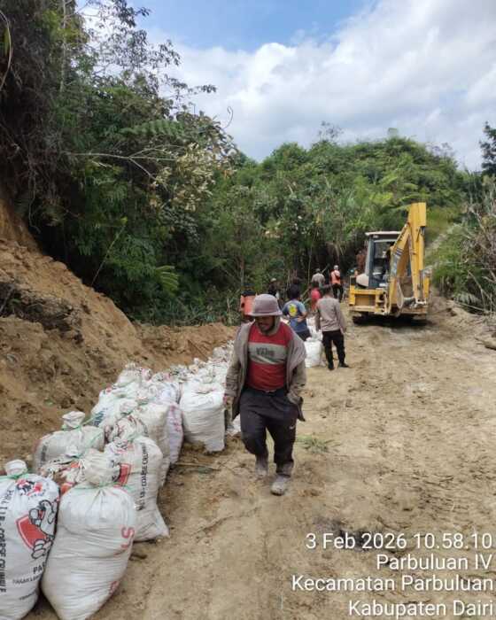 DIPERBAIKI: Pemkab Dairi memperbaiki jalan rusak di Desa Parbuluan III, Kecamatan Parbuluan, Dairi.SUMUT POS/istimewa.