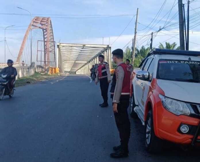 PATROLI: Sat samapta polres Langkat saat patrol Blue Light.