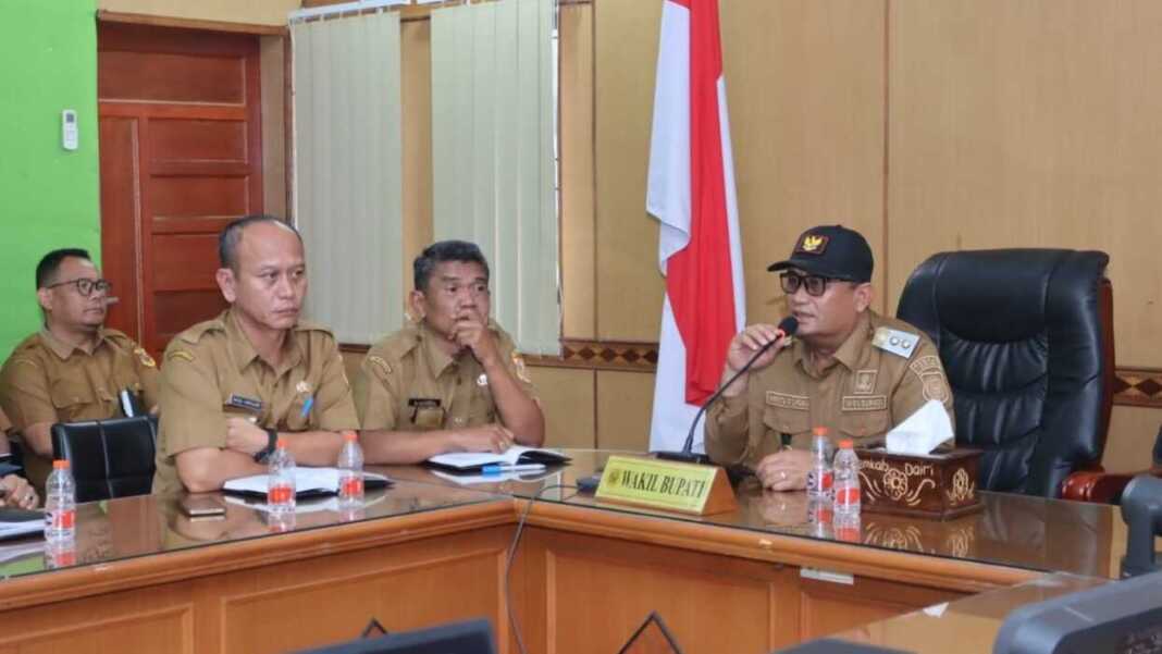 RAPAT: Bupati Dairi Vickner Sinaga dan diikuti Wabup Wahyu Daniel Sagala, memimpin rapat secara zoom rencana gerakan Indonesia ASRI, Senin (9/2).(SUMUT POS/istimewa.)