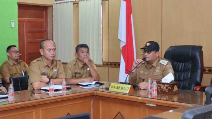 RAPAT: Bupati Dairi Vickner Sinaga dan diikuti Wabup Wahyu Daniel Sagala, memimpin rapat secara zoom rencana gerakan Indonesia ASRI, Senin (9/2).(SUMUT POS/istimewa.)