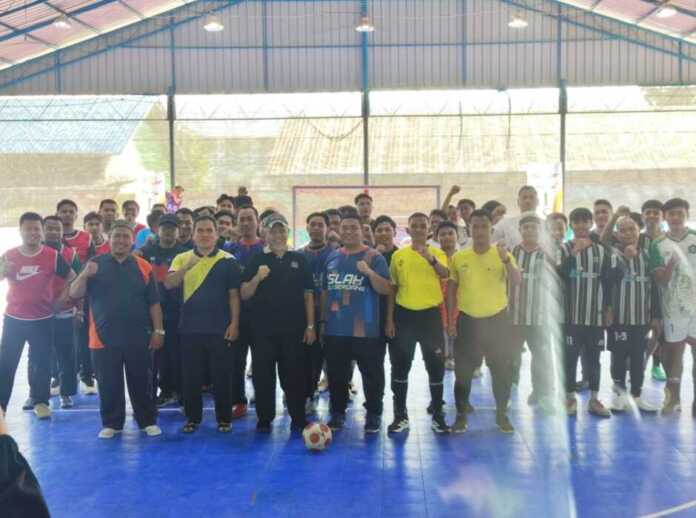 Anggota DPD RI KH Muhammad Nuh MSP (tengah) bersama panitia dan peserta turnamen Futsal ISLAH Cup 2026 usai pembukaan di Lapangan Futsal Kebangsaan Sport Center, Jalan Menteng Nomor 175 A Medan, Minggu (1/2/2026).