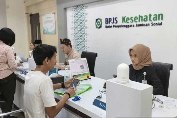 LAYANI: Petugas BPJS Kesehatan saat melayani masyarakat.