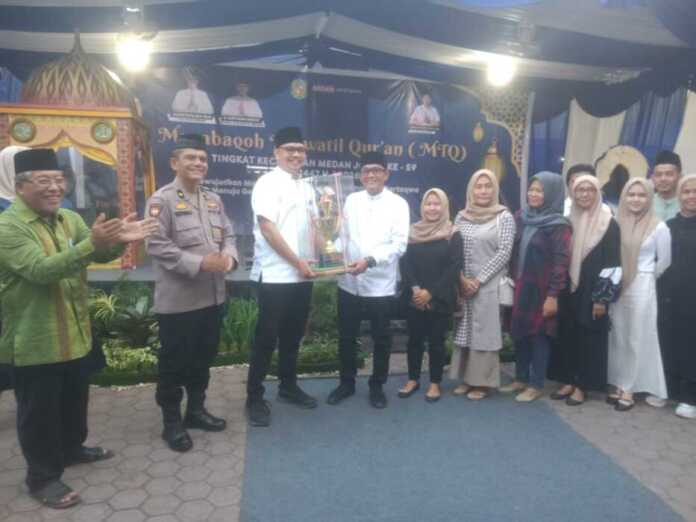 Plt Camat Medan Johor Gunawan Perangin-angin ST MM mengucapkan selamat kepada para qori dan qoriah dari Kelurahan Sukamaju yang meraih juara umum pada MTQ ke-59 tingkat Kecamatan Medan Johor.