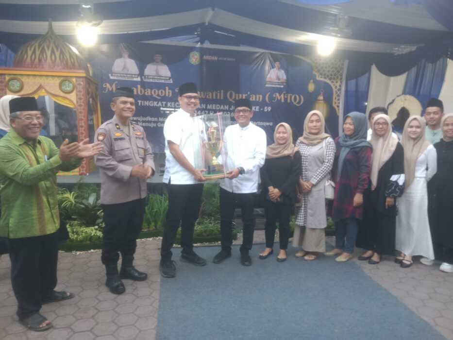 Plt Camat Medan Johor Gunawan Perangin-angin ST MM mengucapkan selamat kepada para qori dan qoriah dari Kelurahan Sukamaju yang meraih juara umum pada MTQ ke-59 tingkat Kecamatan Medan Johor.
