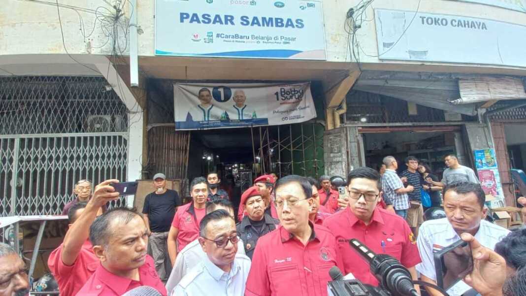 KETERANGAN: Anggota DPRD Sumut, Hasyim SE dan Anggota Komisi 3 DPRD Kota Medan, Agus Setiawan, memberikan keterangan kepada wartawan terkait penundaan penggusuran pedagang Pasar Sambas.